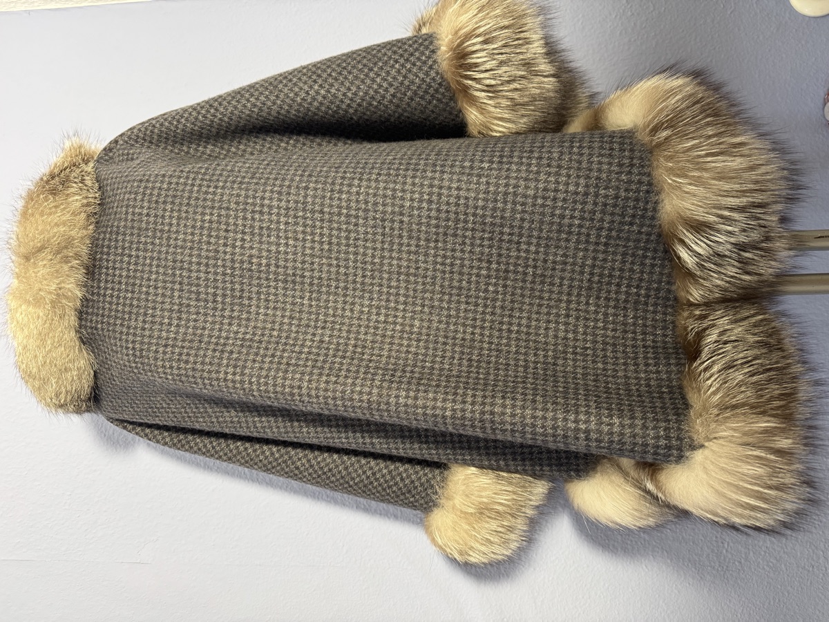 Kaschmir-Wolle Poncho Pepita Grau · lang – Vorderansicht