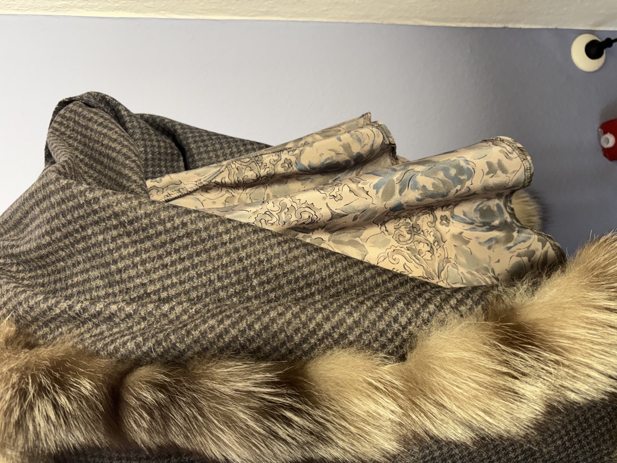 Kaschmir-Wolle Poncho Pepita Grau · lang – Seitenansicht