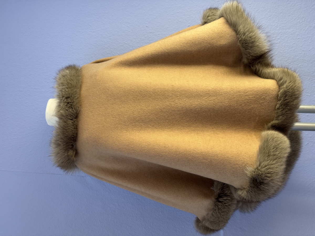 Kaschmir Poncho Hellbraun – Vorderansicht