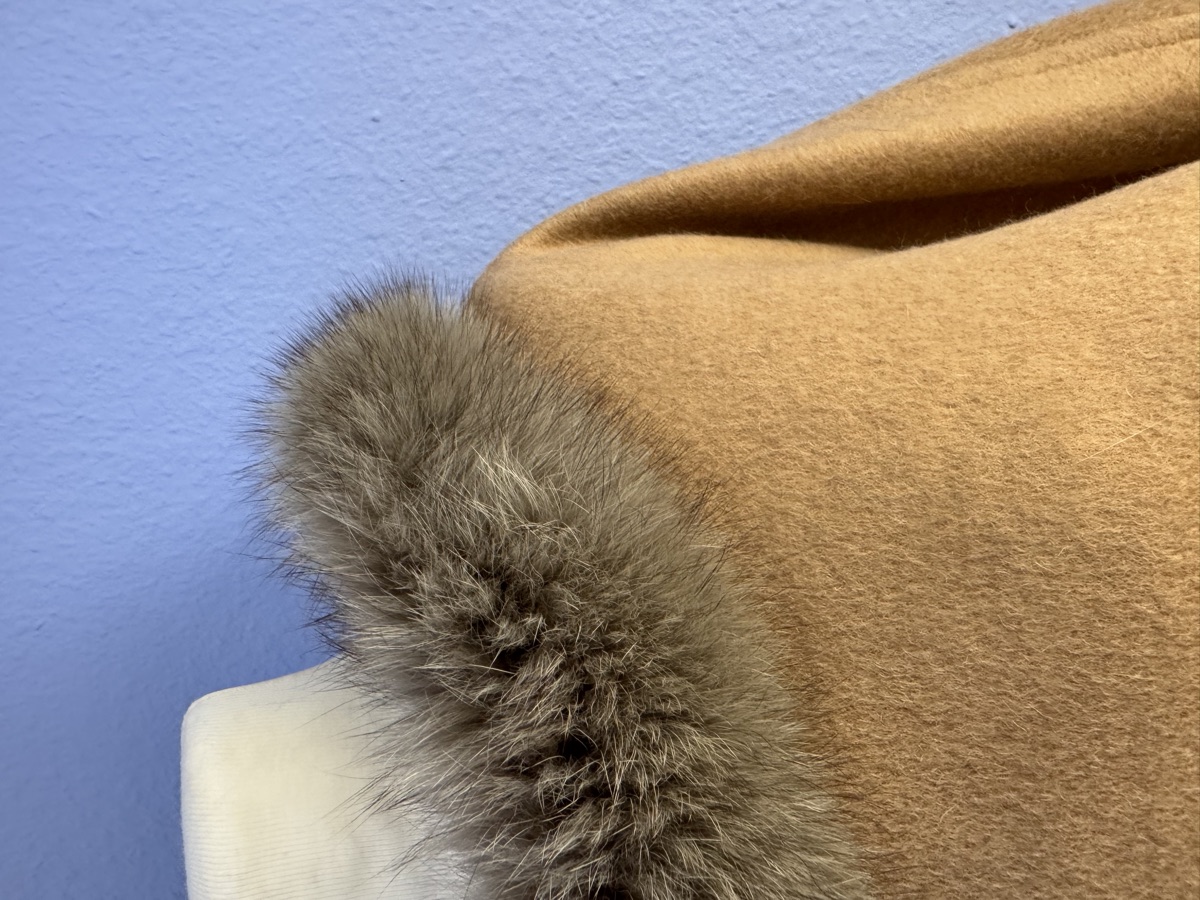 Kaschmir Poncho Hellbraun – Detailansicht
