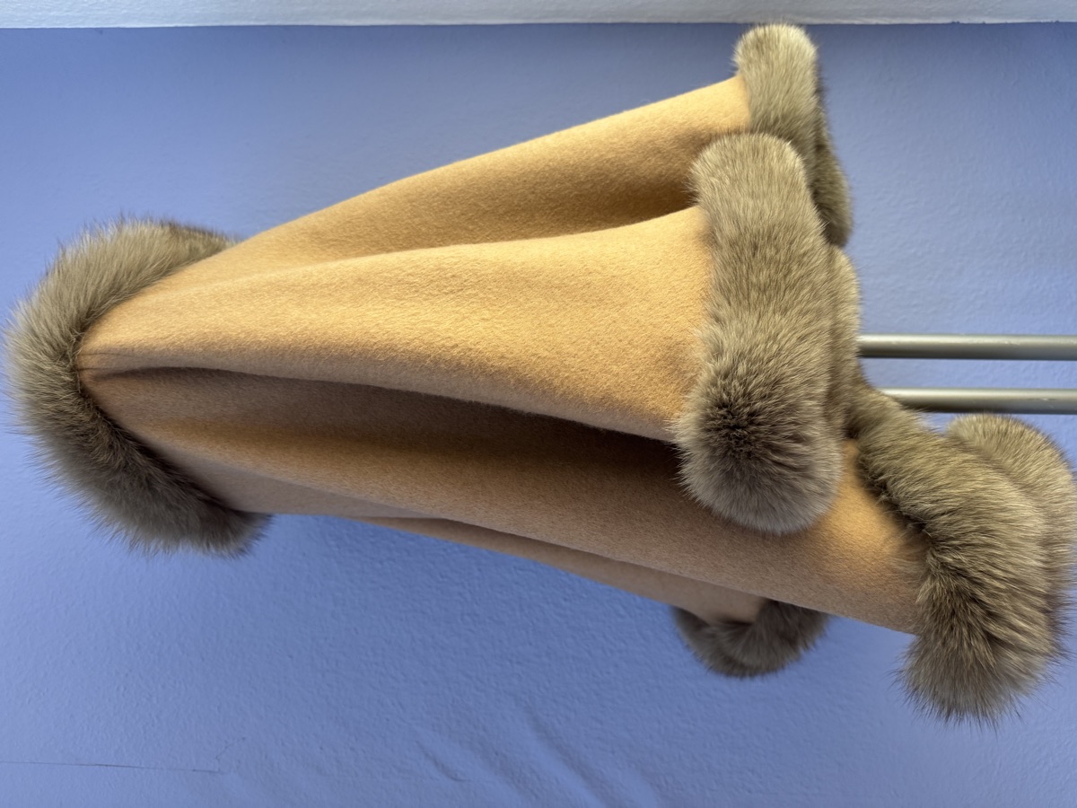 Kaschmir Poncho Hellbraun – Seitenansicht