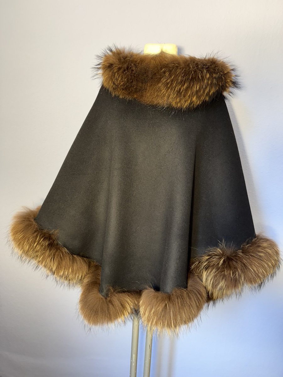 Kaschmir Poncho Doubleface Schwarz / Sand – Vorderansicht