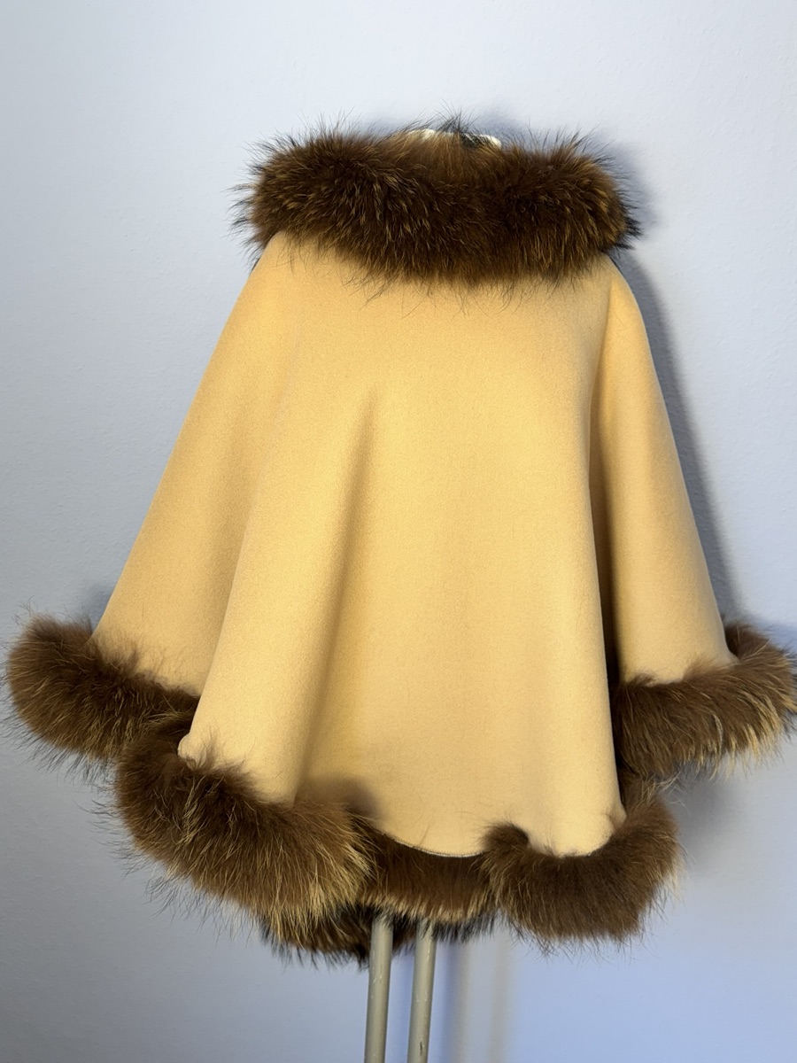 Kaschmir Poncho Doubleface Schwarz / Sand – Seitenansicht