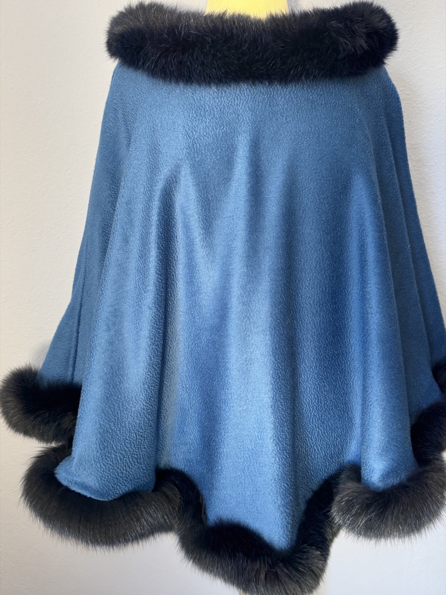 Kaschmir Poncho Stahlblau · Blaufuchs – Vorderansicht
