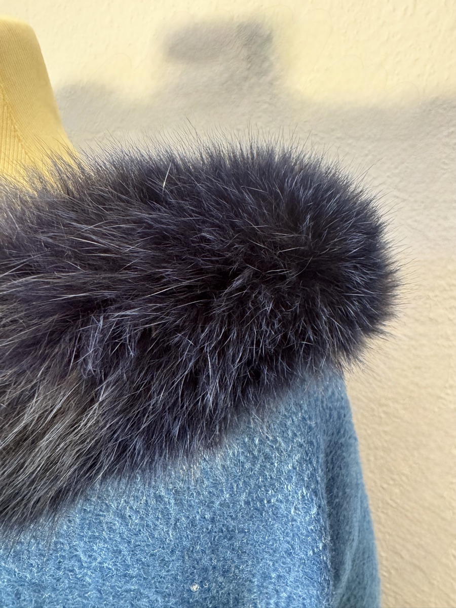 Kaschmir Poncho Stahlblau · Blaufuchs – Detailansicht