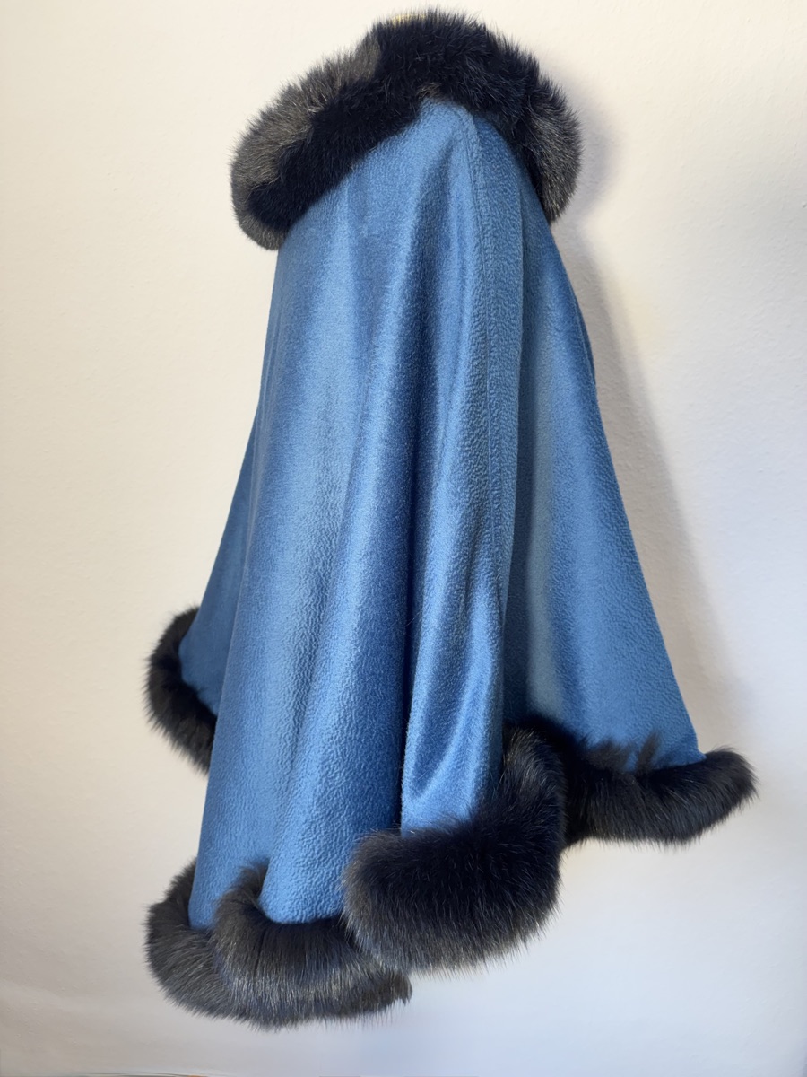 Kaschmir Poncho Stahlblau · Blaufuchs – Seitenansicht