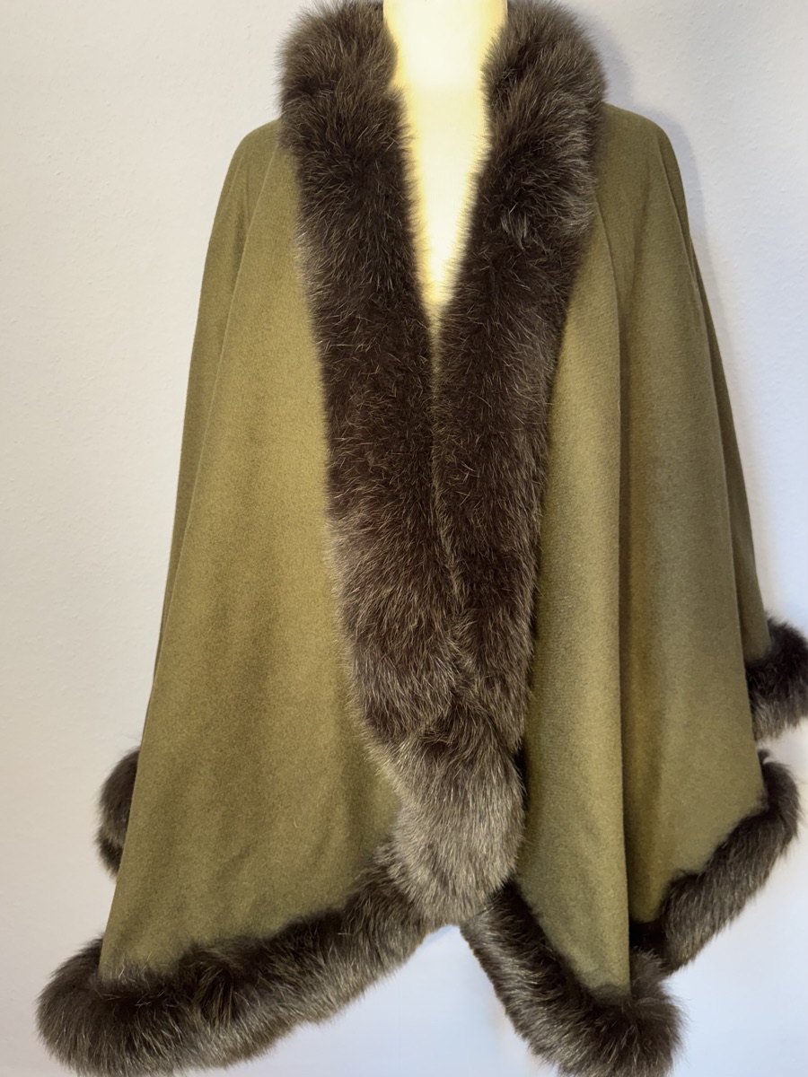 Kaschmir Cape Doubleface Loden / Lindgrün – Vorderansicht
