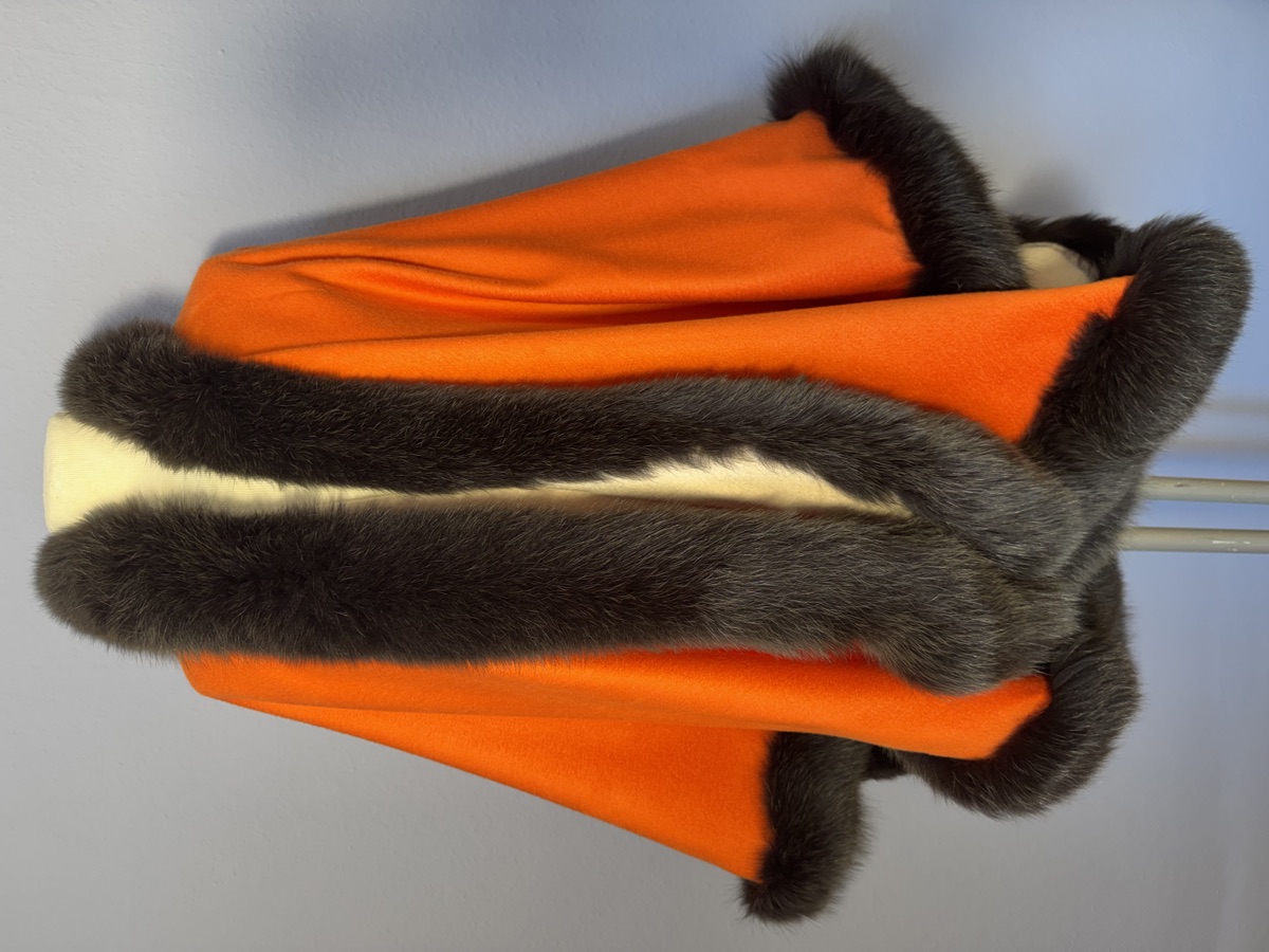 Kaschmir Cape lang Doubleface Koralle / Off-White – Vorderansicht
