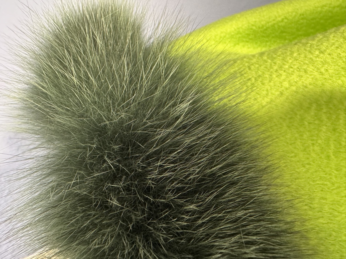 Kaschmir Poncho Apfelgrün – Detailansicht