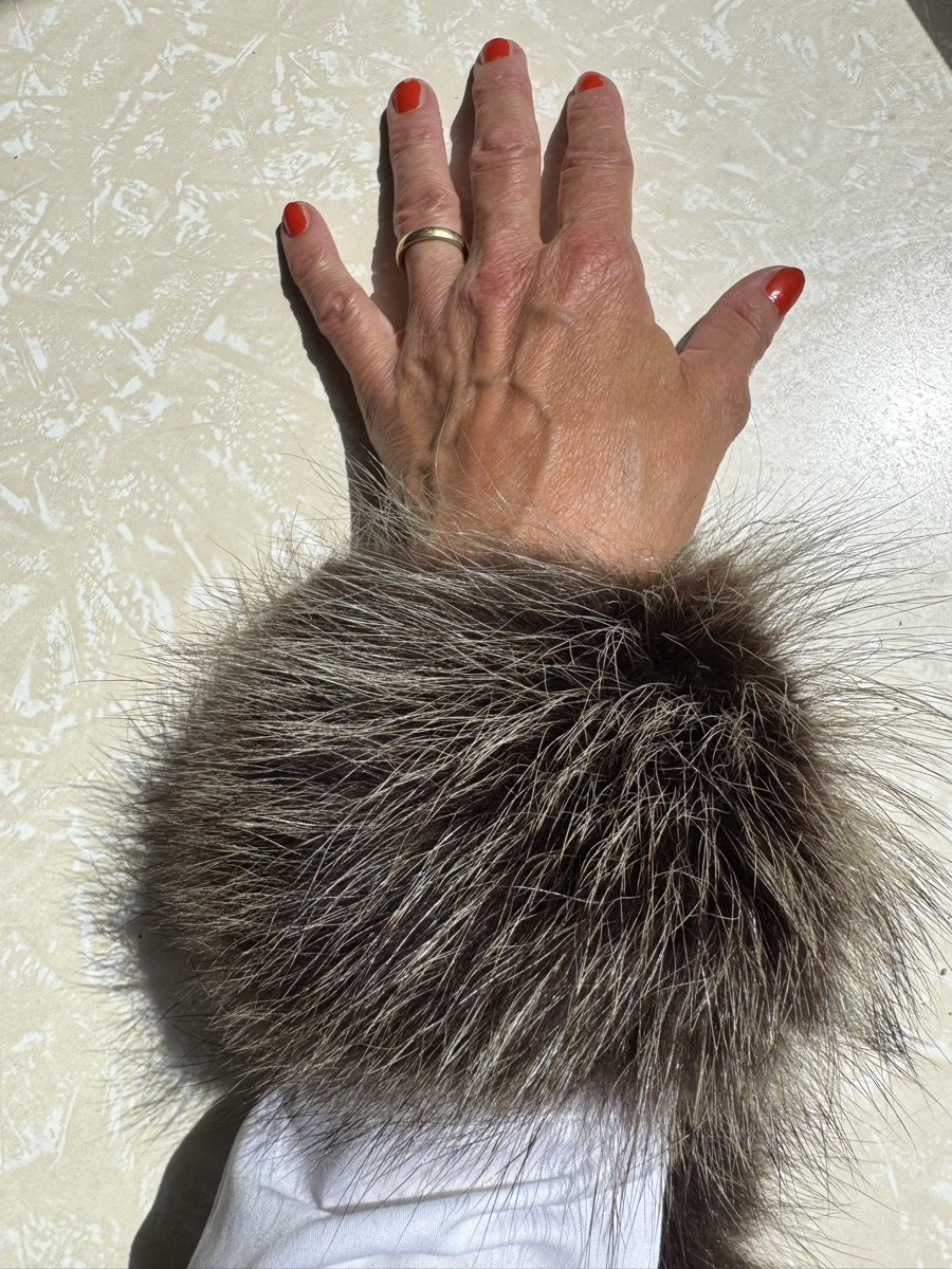 Waschbärmanschetten Naturbraun – am Arm getragen