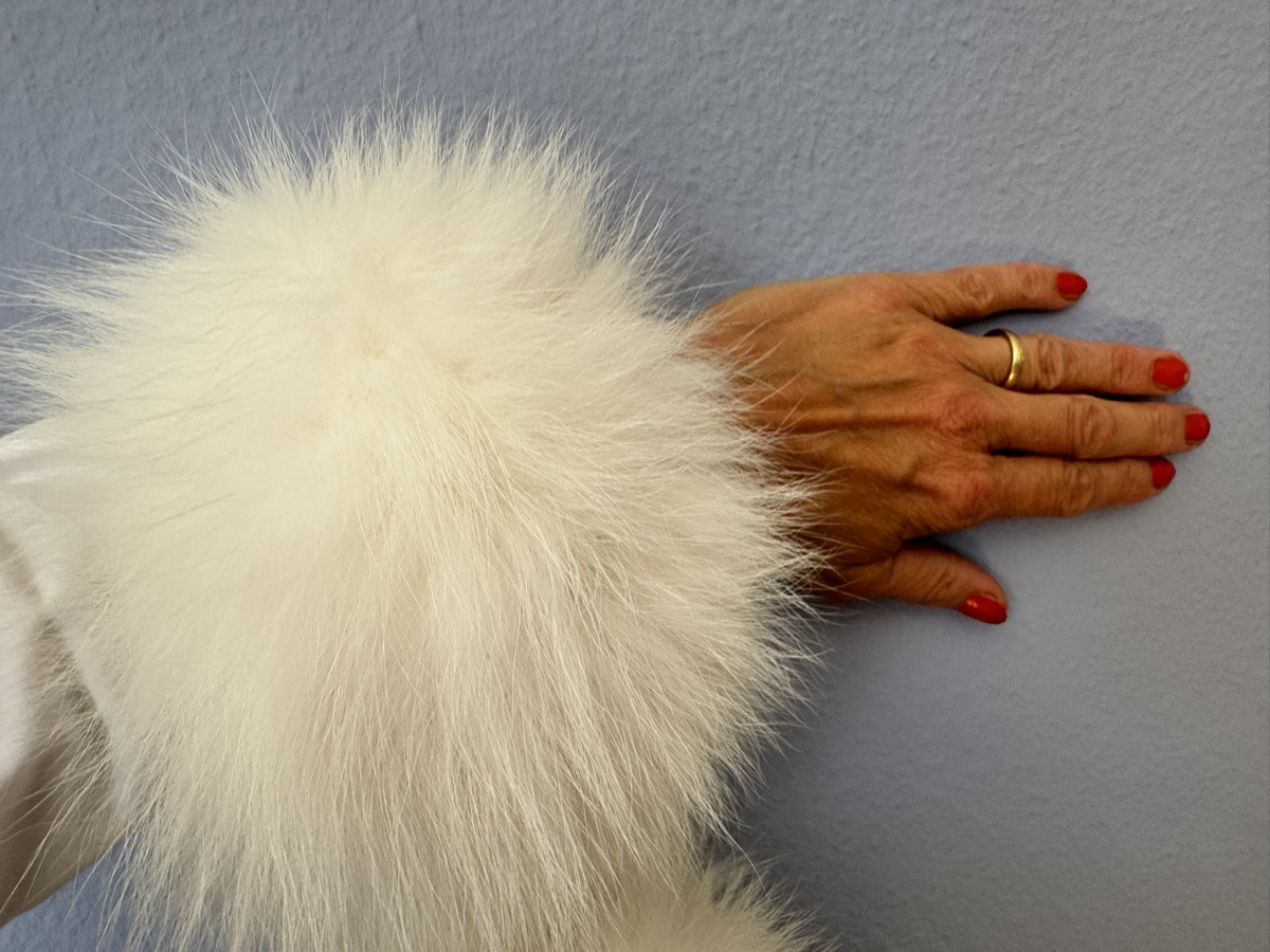 Polarfuchsmanschetten Weiß – am Arm getragen